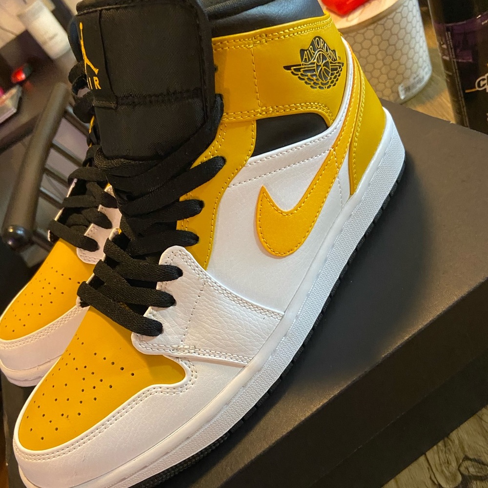 Jordan 1 Mids